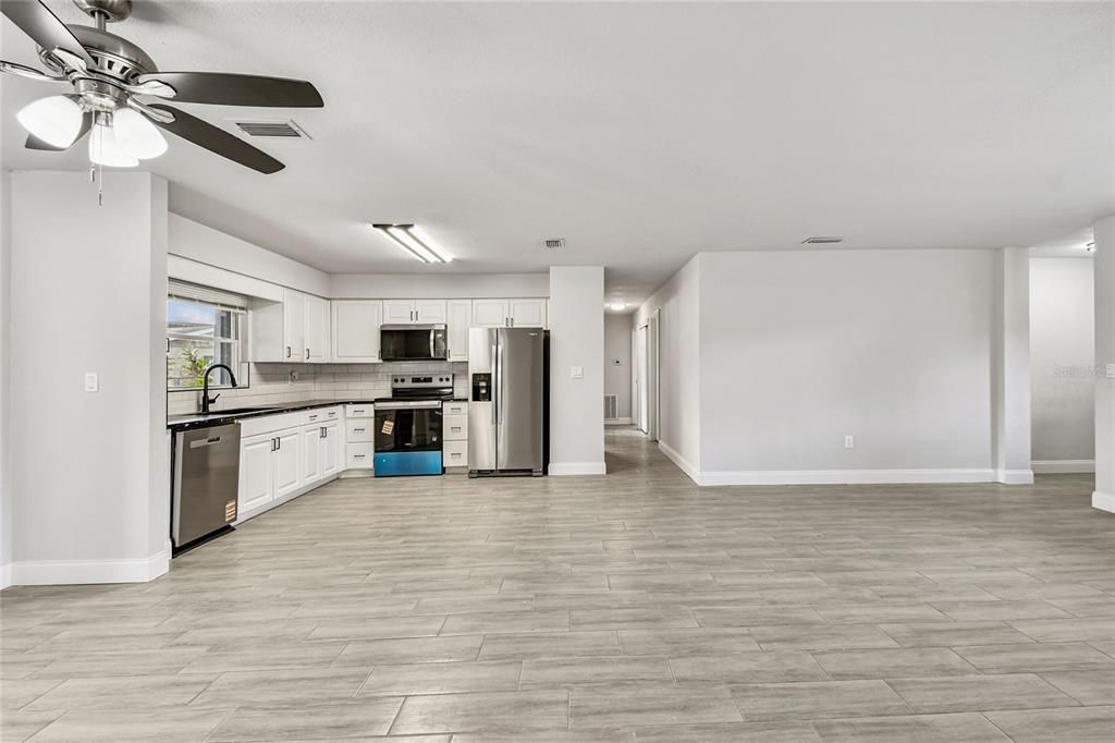 Activo con contrato: $299,996 (4 camas, 2 baños, 1788 Pies cuadrados)