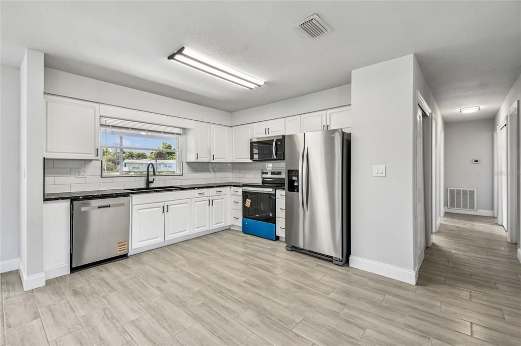 Activo con contrato: $299,996 (4 camas, 2 baños, 1788 Pies cuadrados)