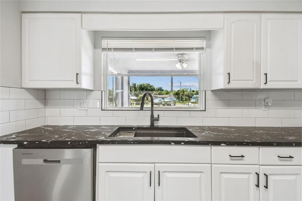 Activo con contrato: $299,996 (4 camas, 2 baños, 1788 Pies cuadrados)