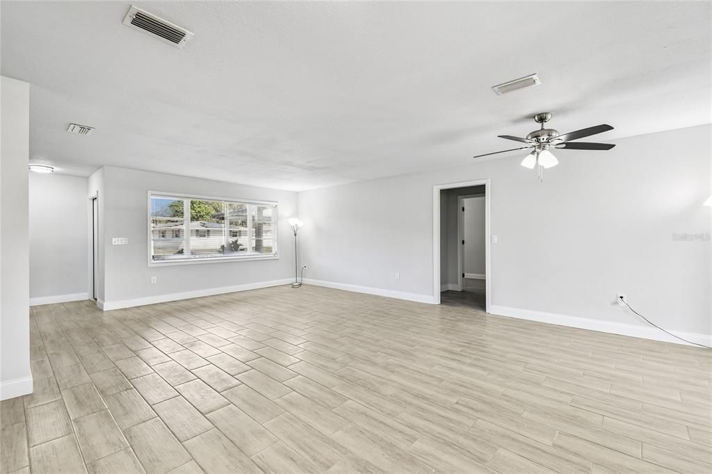 Activo con contrato: $299,996 (4 camas, 2 baños, 1788 Pies cuadrados)