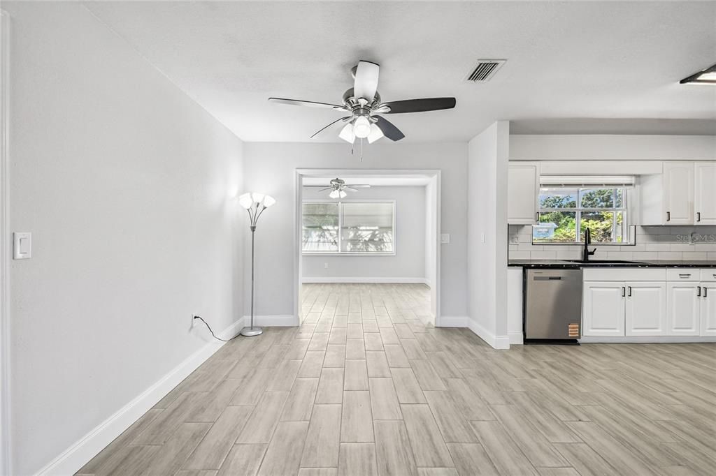 Activo con contrato: $299,996 (4 camas, 2 baños, 1788 Pies cuadrados)