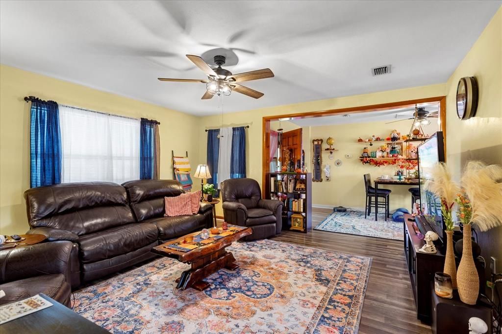 待售: $275,000 (2 贝兹, 2 浴室, 1200 平方英尺)