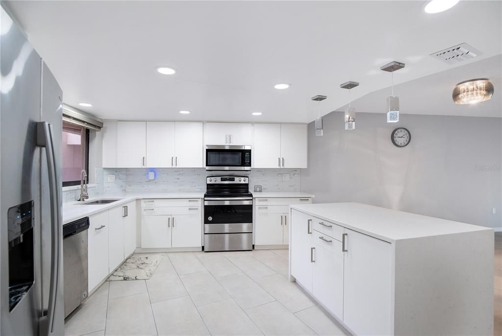 For Sale: $174,900 (2 beds, 2 baths, 1001 Square Feet)