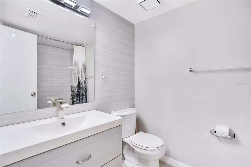 For Sale: $174,900 (2 beds, 2 baths, 1001 Square Feet)