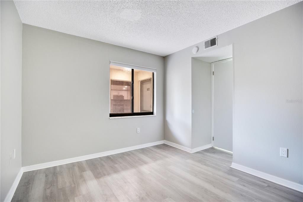 For Sale: $174,900 (2 beds, 2 baths, 1001 Square Feet)