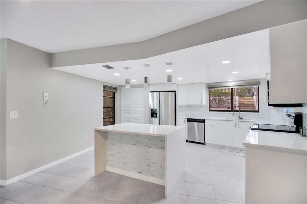 For Sale: $174,900 (2 beds, 2 baths, 1001 Square Feet)