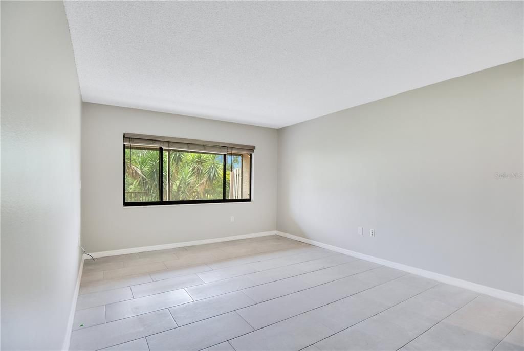 For Sale: $174,900 (2 beds, 2 baths, 1001 Square Feet)