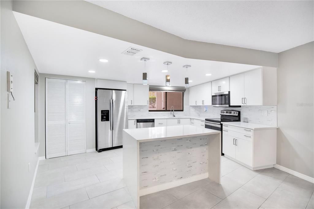 For Sale: $174,900 (2 beds, 2 baths, 1001 Square Feet)