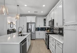 合同活跃: $629,000 (2 贝兹, 2 浴室, 2067 平方英尺)