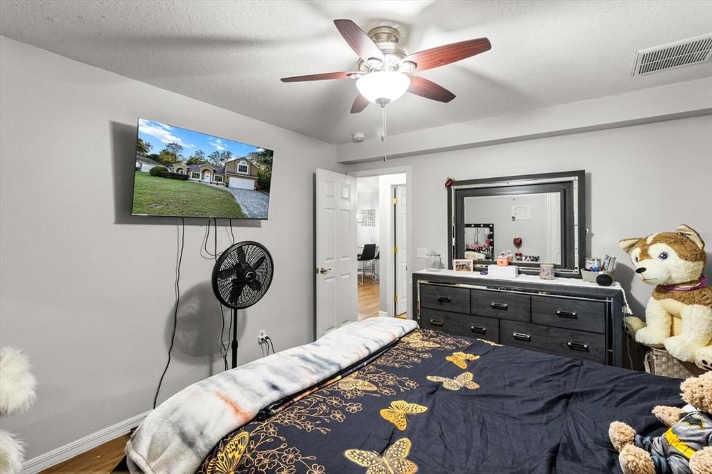 Activo con contrato: $397,000 (5 camas, 3 baños, 2674 Pies cuadrados)