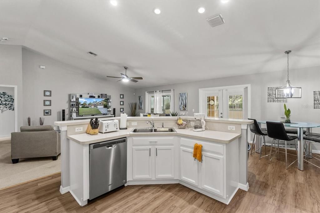 Activo con contrato: $397,000 (5 camas, 3 baños, 2674 Pies cuadrados)