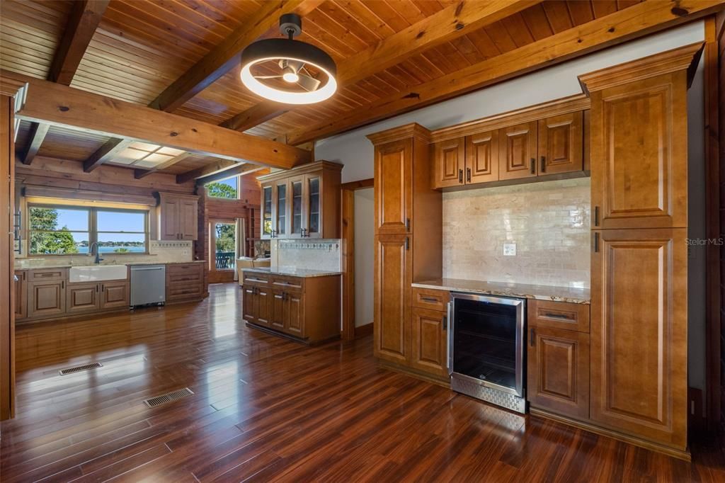 На продажу: $1,990,000 (6 спален, 5 ванн, 4227 Квадратных фут)