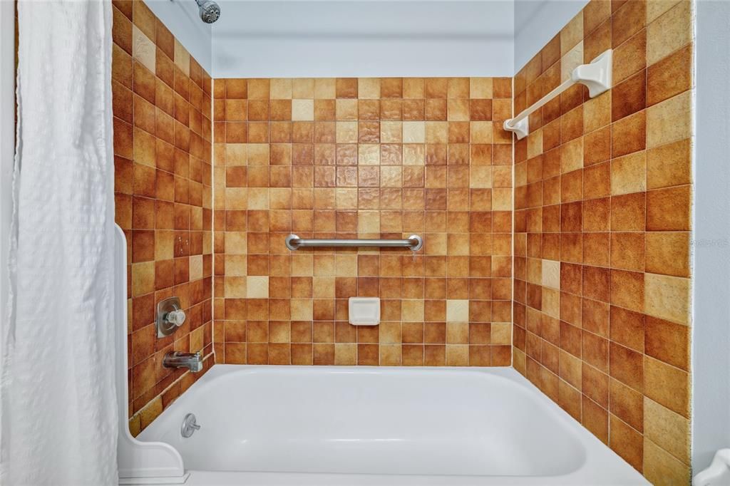 For Sale: $265,000 (2 beds, 2 baths, 894 Square Feet)