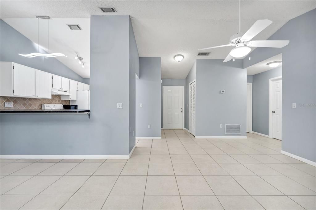 For Sale: $265,000 (2 beds, 2 baths, 894 Square Feet)