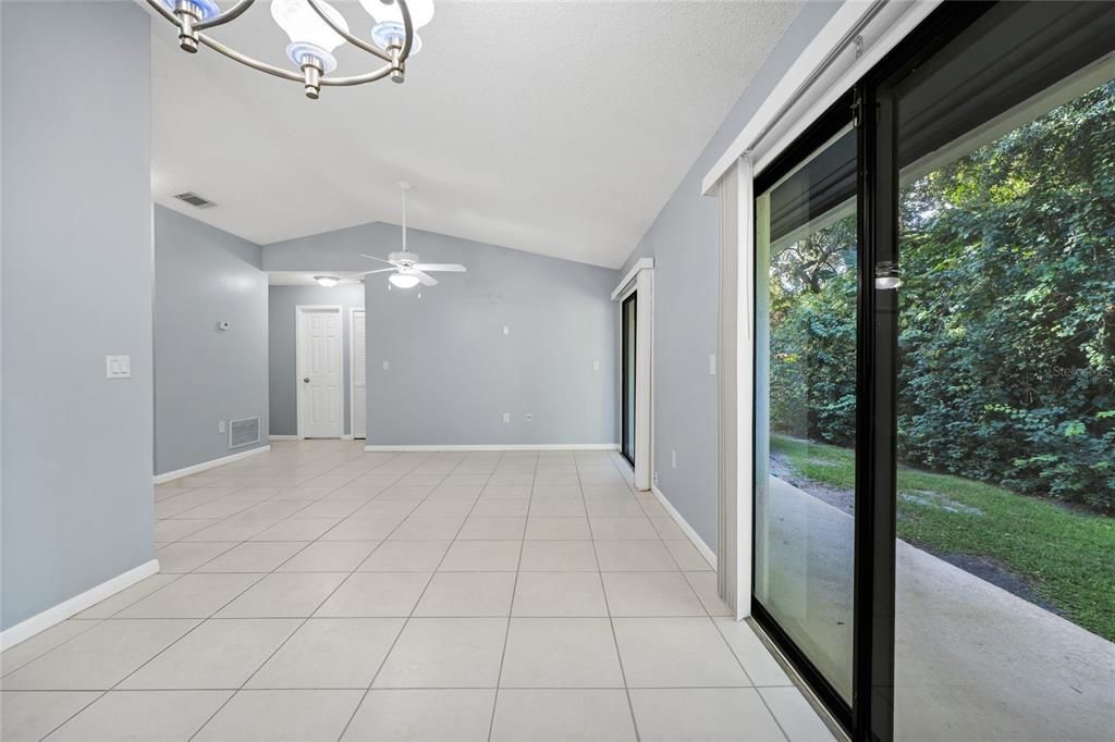 For Sale: $265,000 (2 beds, 2 baths, 894 Square Feet)