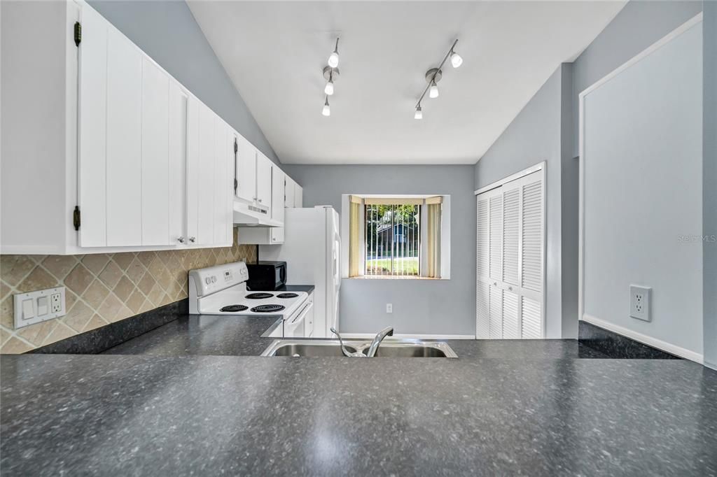 For Sale: $265,000 (2 beds, 2 baths, 894 Square Feet)