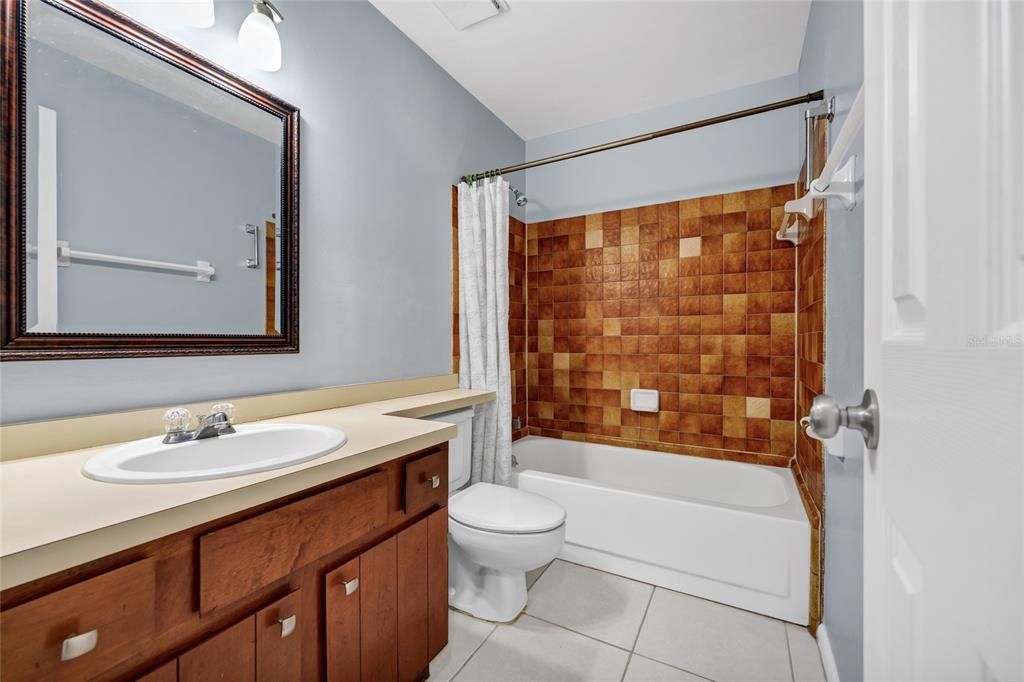 For Sale: $265,000 (2 beds, 2 baths, 894 Square Feet)