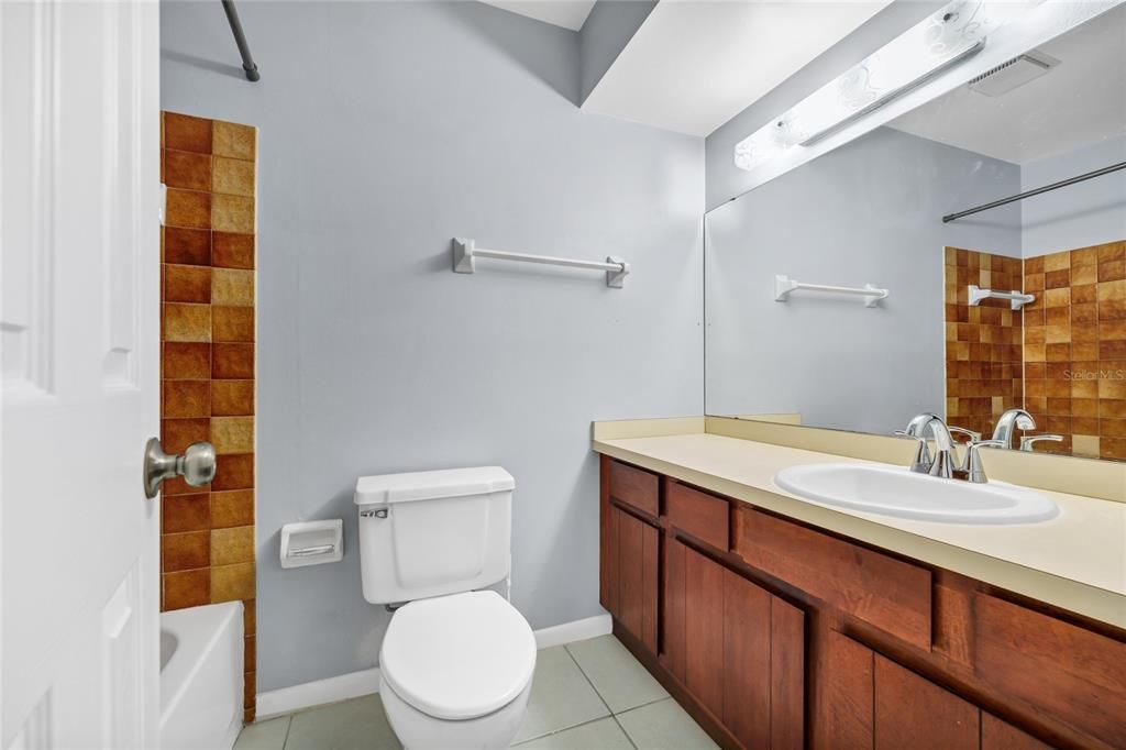 For Sale: $265,000 (2 beds, 2 baths, 894 Square Feet)