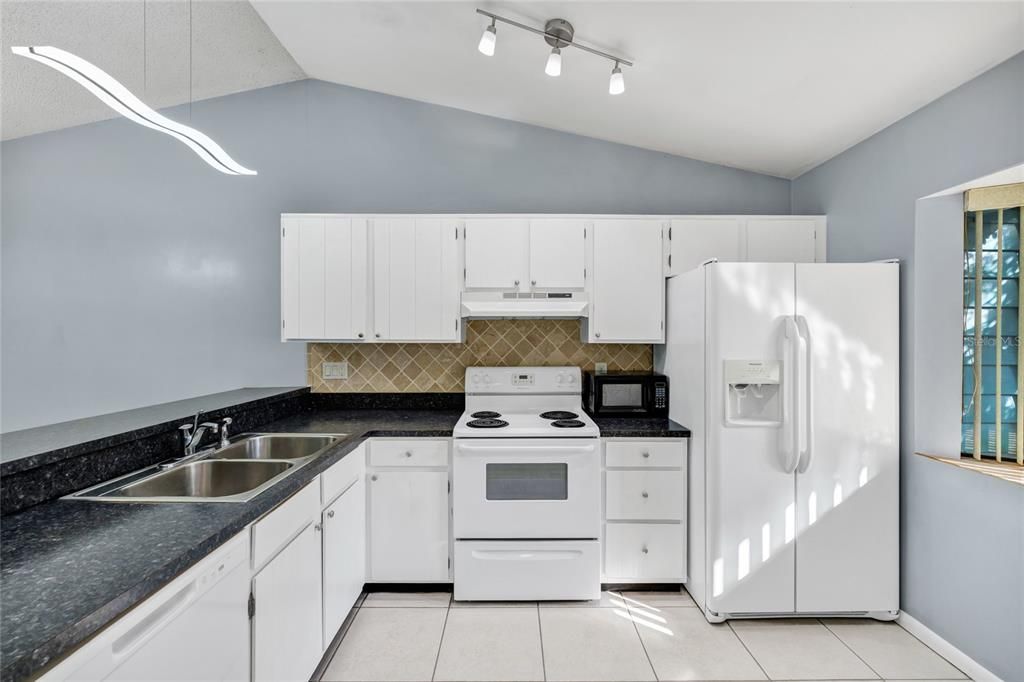 For Sale: $265,000 (2 beds, 2 baths, 894 Square Feet)