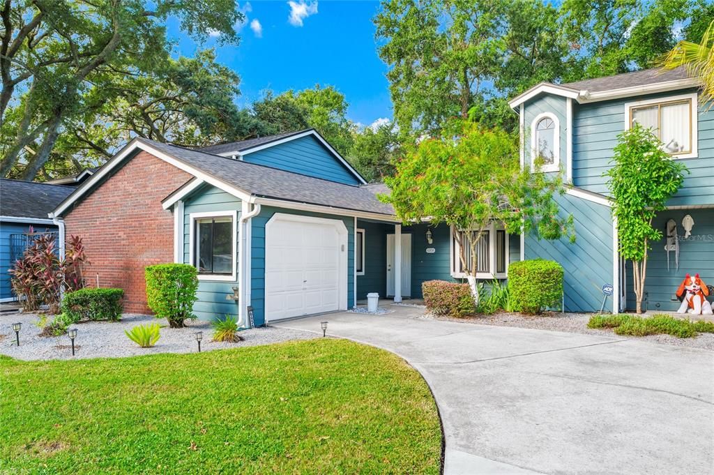 For Sale: $265,000 (2 beds, 2 baths, 894 Square Feet)