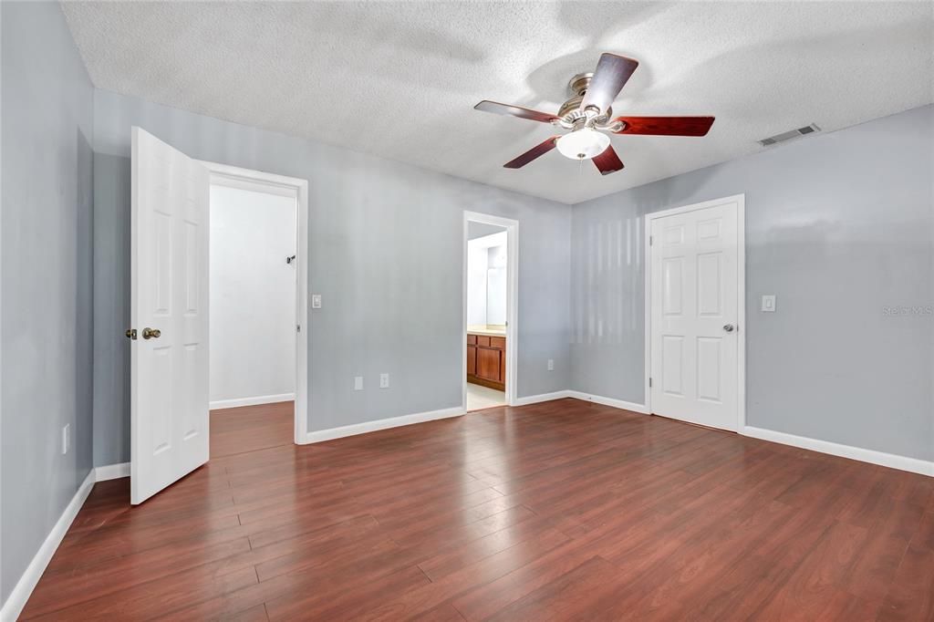 For Sale: $265,000 (2 beds, 2 baths, 894 Square Feet)