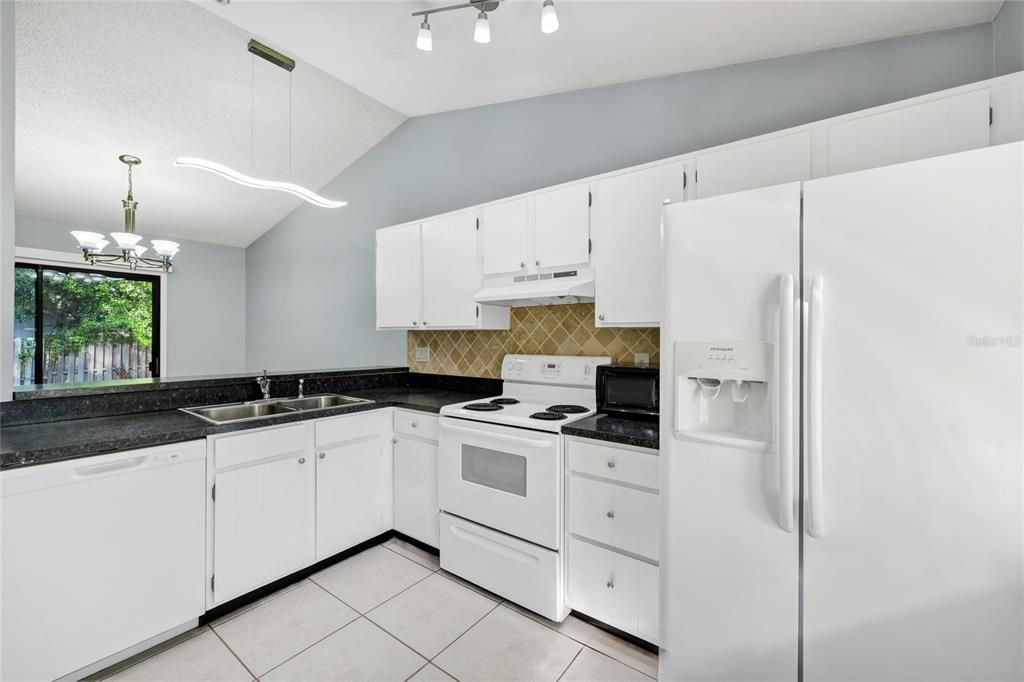 For Sale: $265,000 (2 beds, 2 baths, 894 Square Feet)