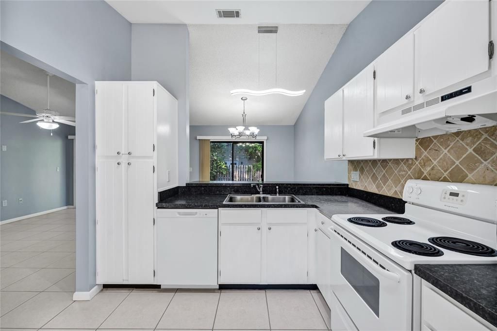 For Sale: $265,000 (2 beds, 2 baths, 894 Square Feet)