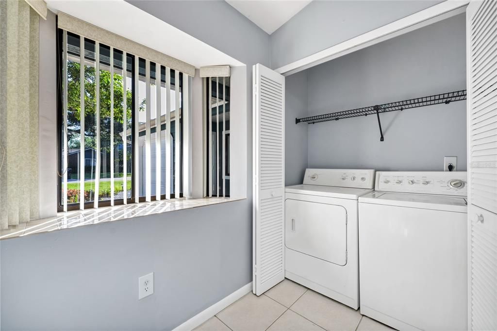 For Sale: $265,000 (2 beds, 2 baths, 894 Square Feet)