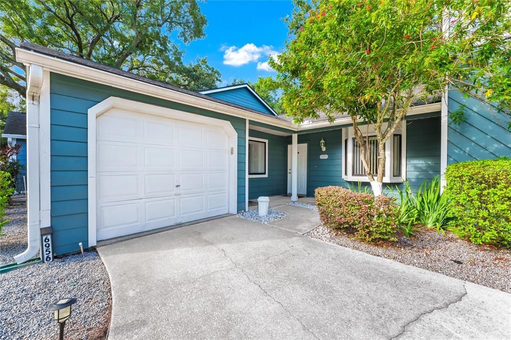 For Sale: $265,000 (2 beds, 2 baths, 894 Square Feet)