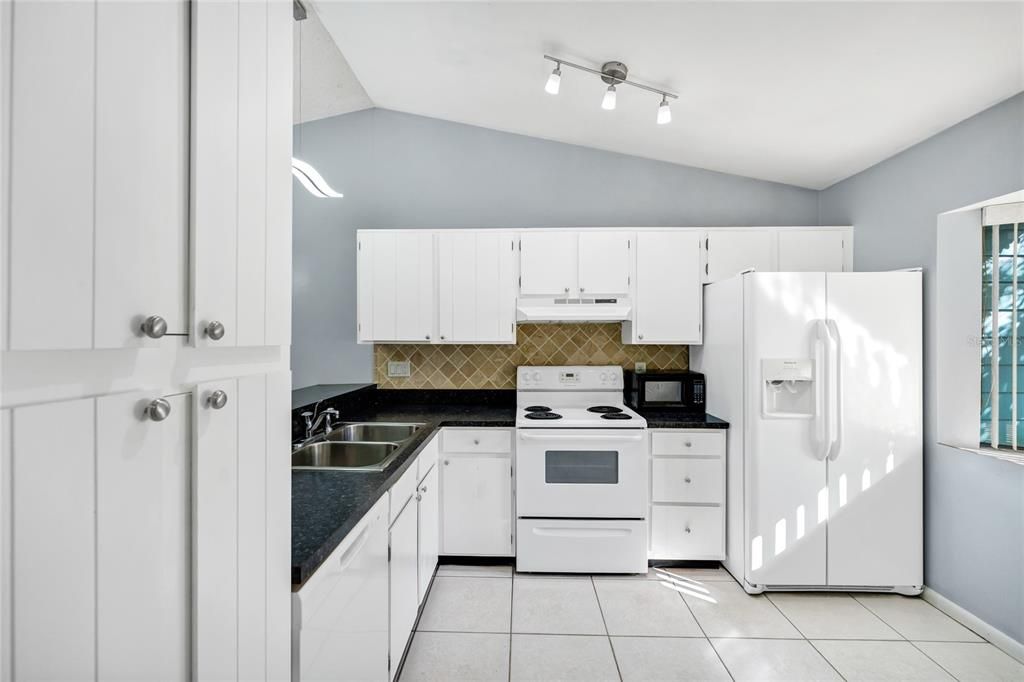 For Sale: $265,000 (2 beds, 2 baths, 894 Square Feet)