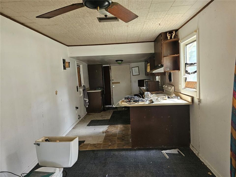 合同活跃: $144,080 (2 贝兹, 1 浴室, 959 平方英尺)