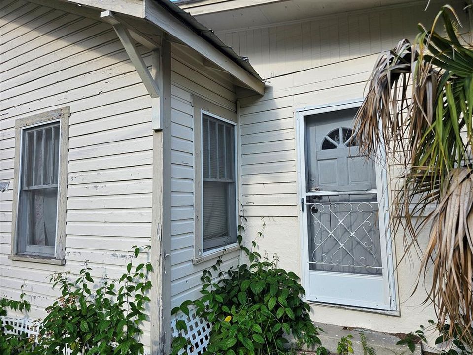 合同活跃: $144,080 (2 贝兹, 1 浴室, 959 平方英尺)