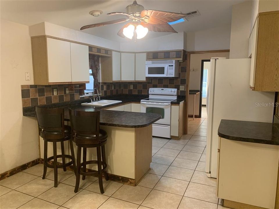 Active With Contract: $244,900 (3 beds, 2 baths, 1296 Square Feet)