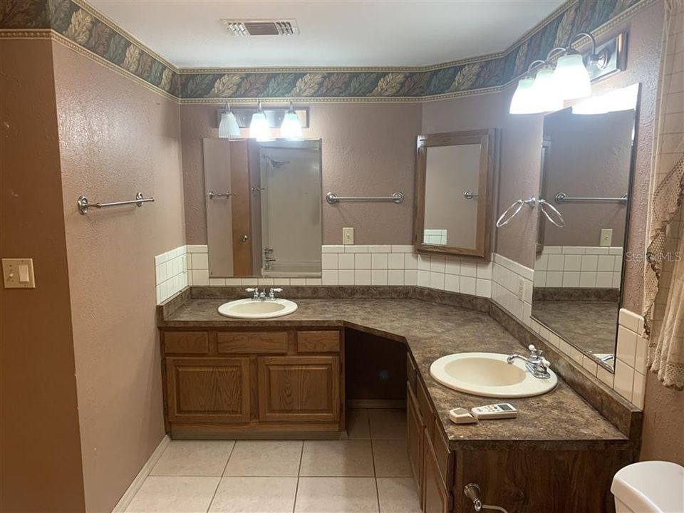 Active With Contract: $244,900 (3 beds, 2 baths, 1296 Square Feet)