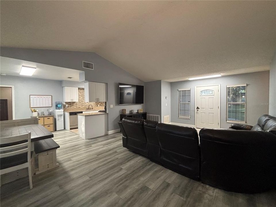 For Sale: $375,000 (3 beds, 3 baths, 1542 Square Feet)