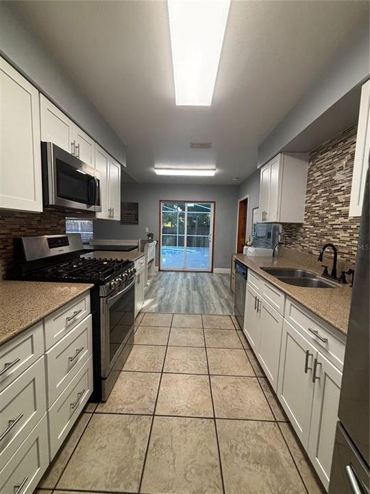 For Sale: $375,000 (3 beds, 3 baths, 1542 Square Feet)