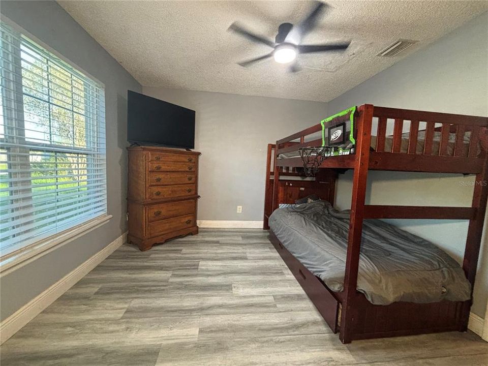 For Sale: $375,000 (3 beds, 3 baths, 1542 Square Feet)