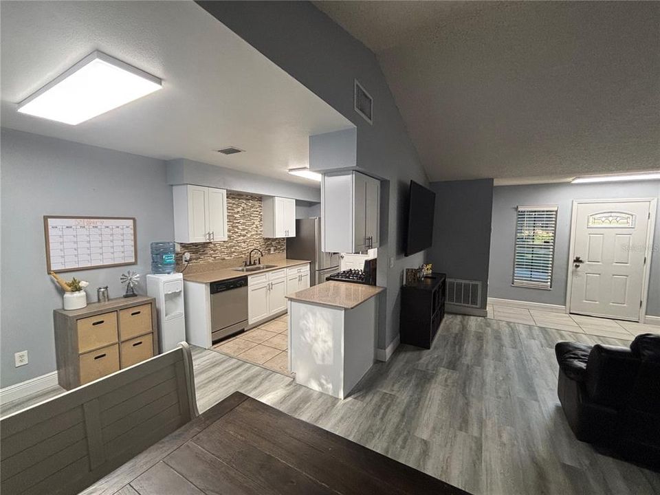 For Sale: $375,000 (3 beds, 3 baths, 1542 Square Feet)