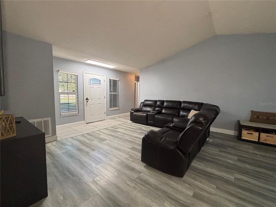 For Sale: $375,000 (3 beds, 3 baths, 1542 Square Feet)