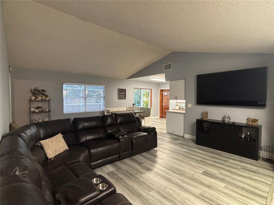 For Sale: $375,000 (3 beds, 3 baths, 1542 Square Feet)