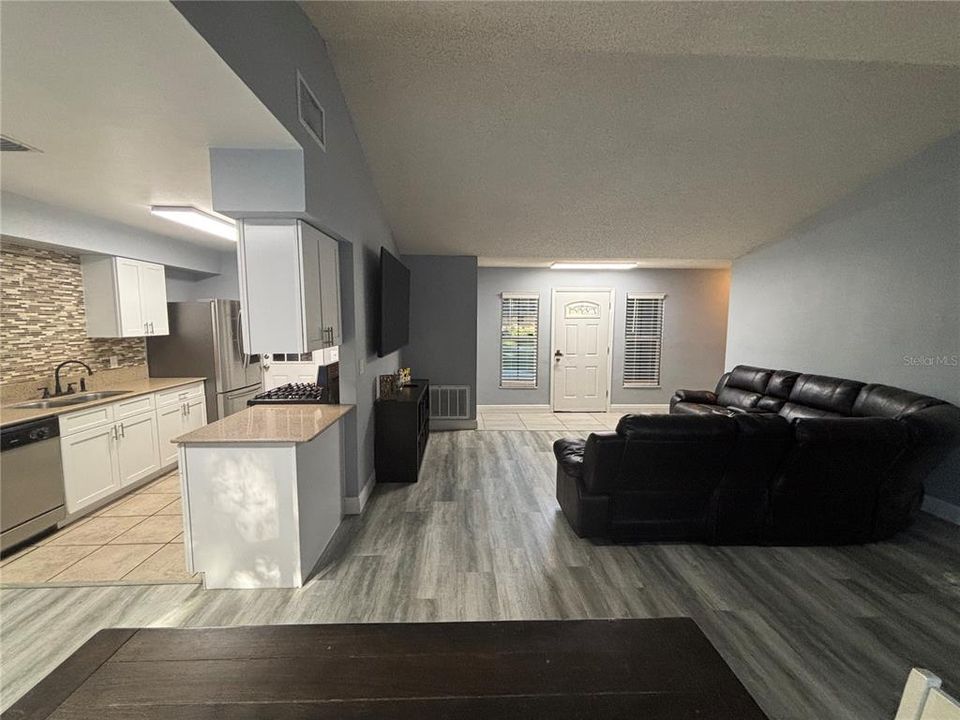 For Sale: $375,000 (3 beds, 3 baths, 1542 Square Feet)