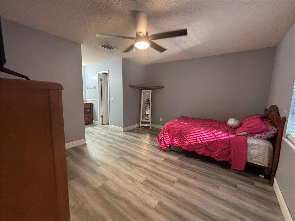 For Sale: $375,000 (3 beds, 3 baths, 1542 Square Feet)