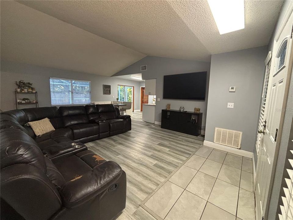 For Sale: $375,000 (3 beds, 3 baths, 1542 Square Feet)