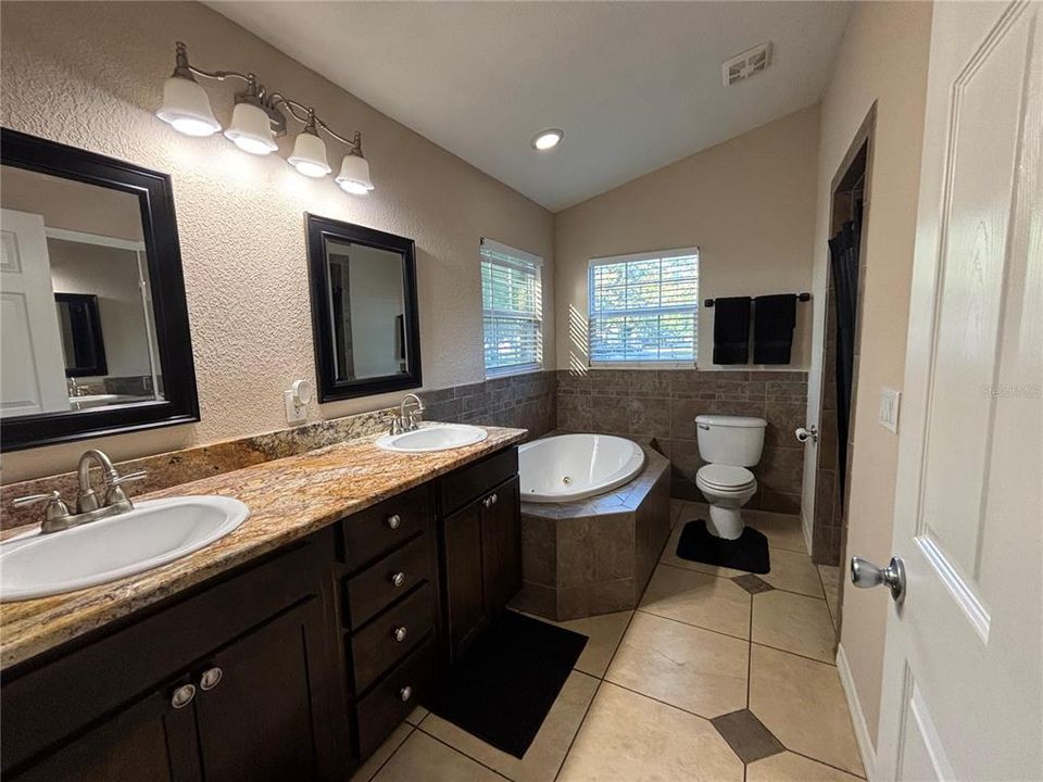 For Sale: $375,000 (3 beds, 3 baths, 1542 Square Feet)