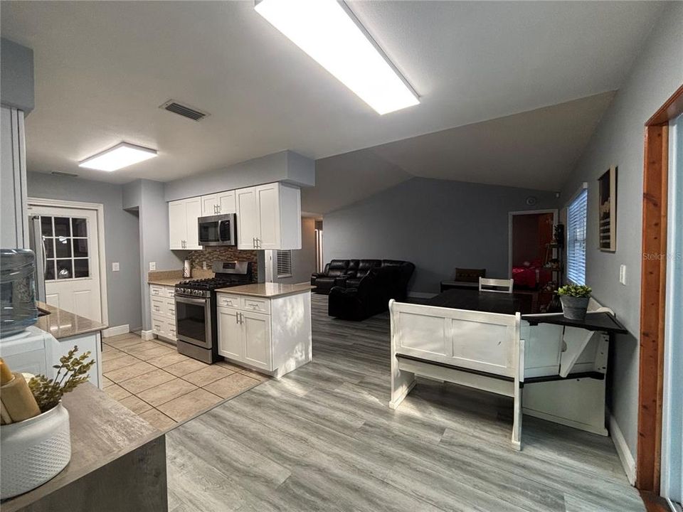 For Sale: $375,000 (3 beds, 3 baths, 1542 Square Feet)