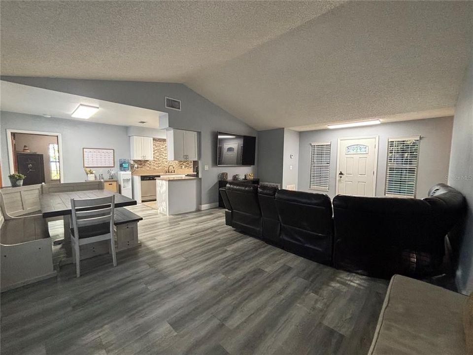 For Sale: $375,000 (3 beds, 3 baths, 1542 Square Feet)