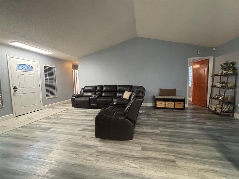 For Sale: $375,000 (3 beds, 3 baths, 1542 Square Feet)