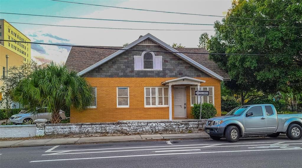 For Sale: $875,000 (4 beds, 3 baths, 1947 Square Feet)