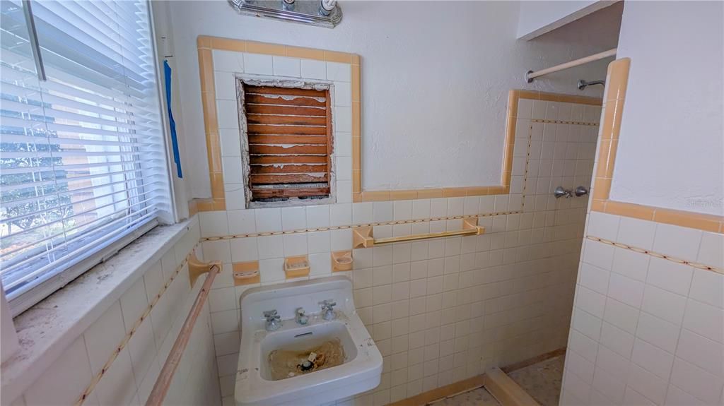 For Sale: $875,000 (4 beds, 3 baths, 1947 Square Feet)