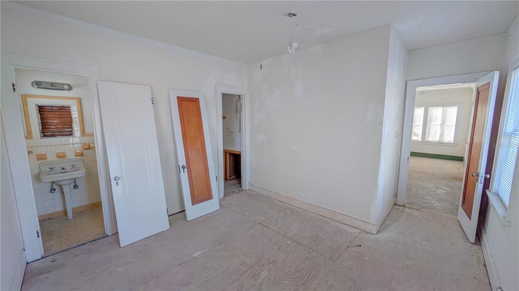 For Sale: $875,000 (4 beds, 3 baths, 1947 Square Feet)